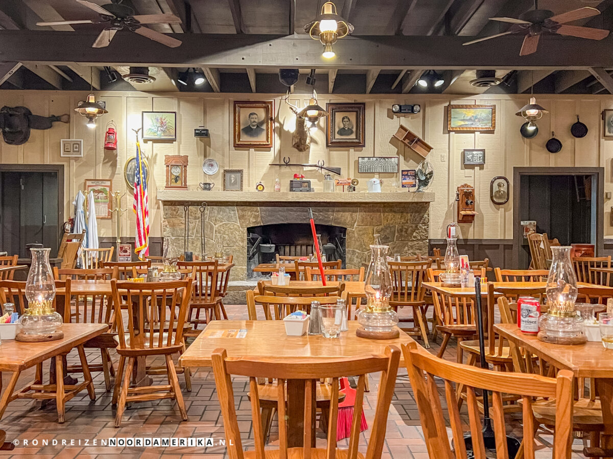 Cracker Barrel Ambiance