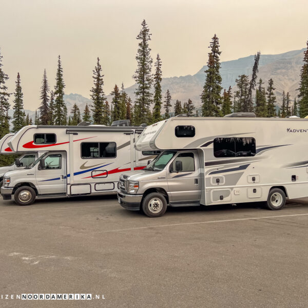 Bow Pass Parking met campers bij Peyto Lake Banff National Park