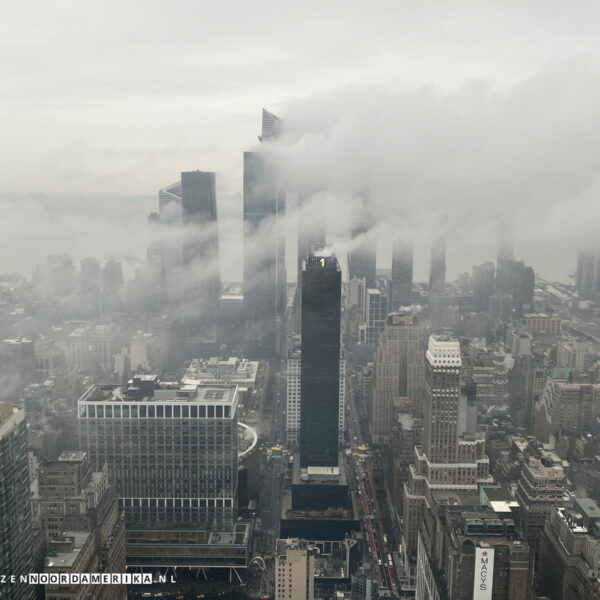 Empire State Building uitzicht met bewolking