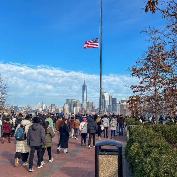 Vlag USA half stok bij Vrijheidsbeeld New York